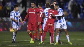 Los jugadores de Legan&eacute;s y Getafe se saludan tras el &quot;derbi hist&oacute;rico&quot; de la primera vuelta&quot;.