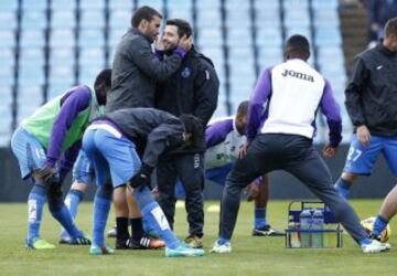 Pedro León en el calentamiento. 