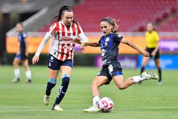 Gabriela Valenzuela (L) of Guadalajara fights for the ball with Solange Lemos (L) of Queretaro during the 5th round match between Guadalajara and Queretaro as part of the Liga BBVA MX Femenil, Torneo Apertura 2024 at Akron Stadium on August 12, 2024 in Guadalajara, Jalisco, Mexico.