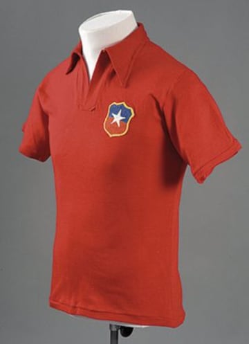 Réplica de la camiseta que utilizó Chile para el Mundial de 1962 en nuestro país.