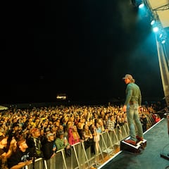 Morgan Wallen laughs off onstage fall during Kentucky concert