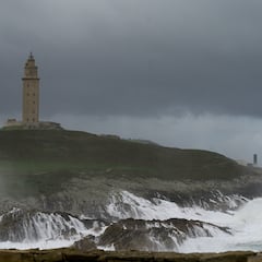 Muere un joven al caer al mar en A Coruña por mal tiempo: AEMET mantiene la alerta