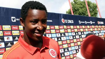 GRAF5008. MILAN (COLOMBIA), 07/06/2018.-El defensa Óscar Murillo atiende a la prensa en la ciudad deportiva Milanello, en Italia, hoy 7 de junio de 2018. La selección de fútbol de Colombia se encuentra en plena fase de preparaci&oacut