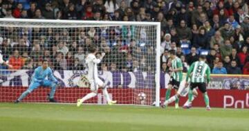 0-1. Keylor Navas falló en el primer gol de Sanabria.