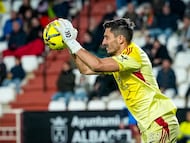 Mariño detiene un balón durante un partido.