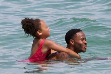 El jugador del Manchester City disfruta con su familia y amigos de unos días de vacaciones en la Costa Azul antes del partido de Champions ante el Madrid.