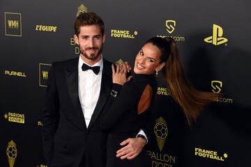 El portero alemán de Francfort Kevin Trapp y su esposa, la modelo brasileña Izabel Goulard, posan a su llegada a la ceremonia de entrega del Balón de Oro.