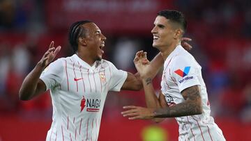 Koundé abraza a Lamela.