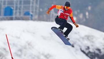 La neerlandesa Bibian Mentel-Spee compite durante la final de Snowboard Cross SB-LL2 en los Juegos Paralímpicos de Invierno de Pyeongchang 2018.