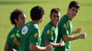 Neymar ríe en la sesión de trabajo junto a sus compañeros Marcelo, Oscar y Fred (de espaldas).