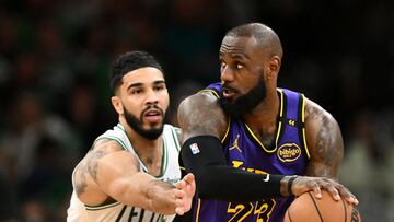 Jayson Tatum y LeBron James, durante el último duelo entre Celtics y Lakers, en marzo.