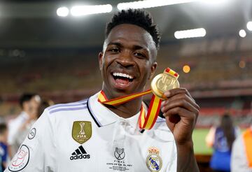 Vinicius, con la medalla de campeón de la Copa del Rey.