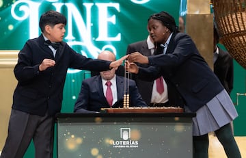 Yesica Paola Valencia y Francisco Moreno cantan 'El Gordo' del sorteo de la Lotería de la Navidad.