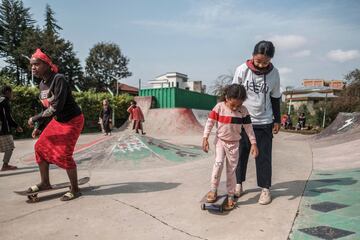 Las ni?as patinan en un parque de skate como parte de un entrenamiento semanal del grupo Ethiopian Girls Skate, en Addis Abeba, Etiop¨ªa. El Ethiopian Girls Skate es una iniciativa que promueve el skateboarding entre ni?as de diferentes or¨ªgenes sociales para para mejorar su salud mental y empoderarlas. El grupo fue fundado hace 2 a?os por los skaters Sosina Chala y Mickey Asfaw, y en ¨¦l participan alrededor de 35 chicas.