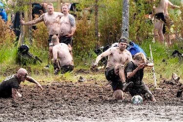 Hyrynsalmi (Finlandia) acogió, como cada verano, su campeonato mundial de fútbol de pantano, un evento
en el que gente de todo el mundo disfruta de un buen partido en el barro. Asisten casi 200 equipos, con más de 2.000 jugadores de distintos países. Esta divertida competición está abierta a todos, desde empresas hasta grupos de amigos.