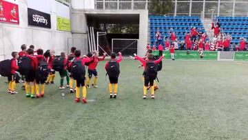 Desde ya, el vídeo referencia de los atléticos: padres y niños cantando juntos tras caer