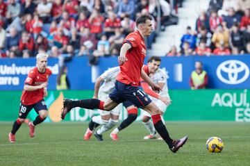 El jugador del Osasuna, Ante Budimir, marca de penalti el 1-1 al Real Madrid.