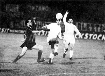 Luis Suárez y Amancio, con Puskas al fondo.