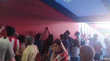 Socios buscando su número en el túnel de vestuarios del Wanda Metropolitano.