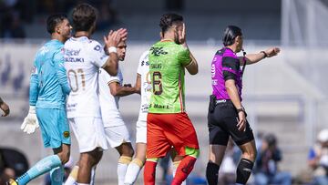 Las polémicas de Macías Romo en el Pumas vs Bravos 