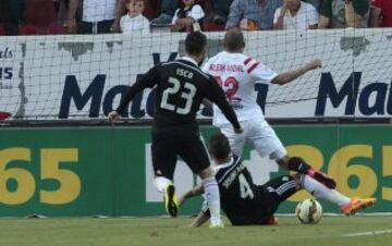 Penalti de Ramos a Vidal.