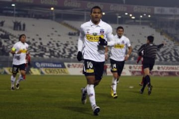 El colombiano ganó dos títulos con Colo Colo, tras defender al Junior y Cúcuta Deportivo. Luego pasó por México, Arabia Saudita y hoy juega en el Atlético Nacional.