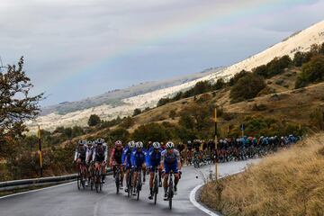 El pelotón durante la novena etapa de la carrera ciclista Giro de Italia 2020, una ruta de 207 kilómetros entre San Salvo y Roccaraso 