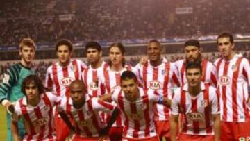 <b>ALINEACIÓN. </b>De Gea, Mario, Diego Costa, Filipe, Perea, Ujfalusi, Godín; (Abajo): Tiago, Elías, Kun y Reyes.