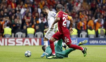 Eden Hazard, en una ocasión clarísima y con la portería vacía, mandó el balón al larguero tras deshacerse de Fernando Muslera.