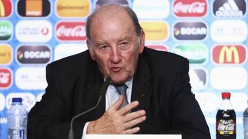 El presidente del Comité de Organización de la Eurocopa de 2016, Jacques Lambert, asiste a la rueda de prensa sobre la Eurocopa 2016 en el estadio de Francia antes de ayer en St Denis-des-Mur, Francia.
