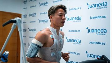 Takuma Asano pasando la revisión médica de pretemporada en el Mallorca