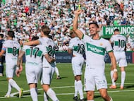 ELCHE (ALICANTE), 28/09/2025.- El delantero portugués del Elche CF André Silva celebra tras anotar un gol este sábado, durante el partido de la jornada 7 de LaLiga EA Sports, entre el Elche CF y el RC Celta de Vigo, en el estadio Martínez Valero. EFE / Pablo Miranzo