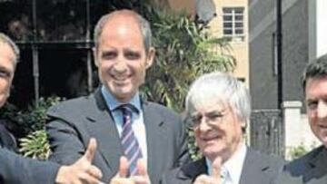 <b>DE ACUERDO. </b>Roig, Camps, Ecclestone y Olivas, ayer en Londres, tras la firma del contrato.