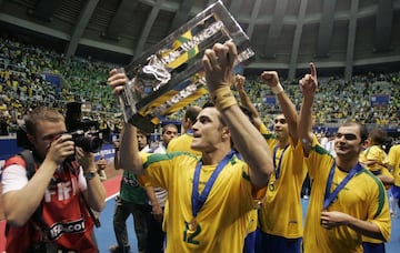 El brasileño está considerado como uno de los mejores jugadores de fútbol sala. Es internacional desde su primera convocatoria en 1998 y es el máximo goleador de la historia de la Selección brasileña. Ha ganado la Copa América en cinco ocasiones (1998, 1999, 2000, 2008 y 2011), la medalla de Oro en los Juegos Panamericanos de 2007 y dos Mundiales en 2008 y 2012. Además, fue premiado como mejor jugador del año en 2004, 2008, 2011 y 2012. A nivel de clubes toda su trayectoria ha sido en Brasil, donde ha conseguido nueve Ligas y seis Copas de Brasil, entre otros títulos.