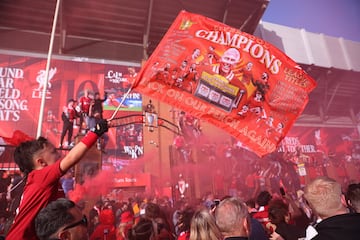 Los Reds celebran el ttulo nmero 20 de liga tras golear al Tottenham 5-1 en el estadio de Anfield.