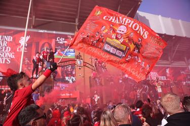 Los Reds celebran el título número 20 de liga tras golear al Tottenham 5-1 en el estadio de Anfield.