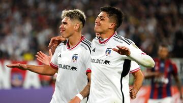 Futbol, Colo Colo vs Monagas SC.
Fase de grupos, Copa Libertadores 2023.
El jugador de Colo Colo Carlos Palacios, izquierda, celebra su gol contra Monagas SC durante el partido del grupo F de la Copa Libertadores realizado en el estadio Monumental de Santiago, Chile.
19/04/2023
Felipe Zanca/Photosport

Football, Colo Colo vs Monagas SC.
2023 Copa Libertadores Championship.
Colo ColoÕs player Carlos Palacios, left, celebrates his goal against Monagas SC during the group F match of the Copa Libertadores Championship at the Monumental stadium in Santiago, Chile.
19/04/2023
Felipe Zanca/Photosport