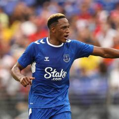 Mina, en disputas con jugadores de Arsenal durante amistoso