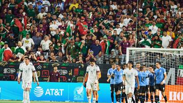 Jugadores de la Selección Mexicana después de la derrota contra Uruguay
