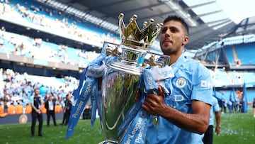 Rodri Hernández, jugador del Manchester City, posa con el trofeo de campeón de la Premier League.