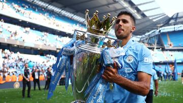 Rodri Hernández, jugador del Manchester City, posa con el trofeo de campeón de la Premier League.
