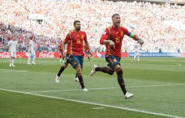 Sergio Ramos celebra el 1-0 de Sergey Ignashevich en propia puerta.