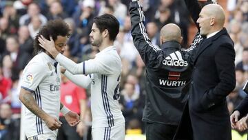 Isco sale por Marcelo ante el Málaga.