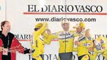 <b>EL PODIO. </b>El Saunier Duval recogió el premio por equipos y felicitó a Cobo por su triunfo.