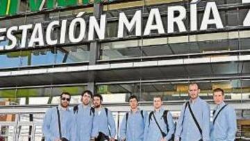 <b>A TODA MARCHA. </b>La plantilla del Unicaja viajó a Madrid en AVE, con Carlos Cabezas recuperado.