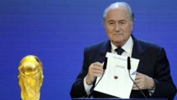 Blatter, en el momento de anunciar la designaci&oacute;n de Qatar como sede del Mundial de 2018.