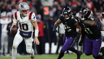 BALTIMORE, MARYLAND - DECEMBER 21: Drake Maye #10 of the New England Patriots scrambles while being pressured by Tavius Robinson #95 and Dre'Mont Jones #41 of the Baltimore Ravens during the first quarter at M&T Bank Stadium on December 21, 2025 in Baltimore, Maryland. Scott Taetsch/Getty Images/AFP (Photo by Scott Taetsch / GETTY IMAGES NORTH AMERICA / Getty Images via AFP)