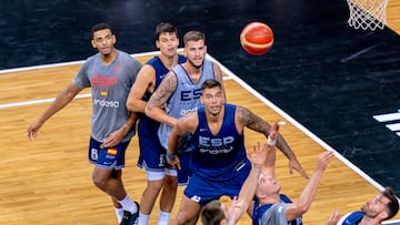 Juancho Hernangómez, Rudy Fernández, Xabi López-Arostegui, Willy Hernangómez, Fran Guerra, Jaime Pradilla y Sebas Saiz, pendientes de un rebote en un entrenamiento de Pamplona este verano.