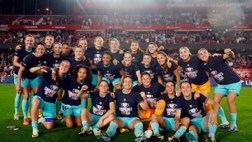 04/05/24 PARTIDO DE PRIMERA DIVISION FEMENINA LIGAF LIGA F GRANADA FEMENINO - BARCELONA FEMENINO FOTO DE FAMILIA FORMACION CAMPEONAS CAMPEON DE LIGA CELEBRA EL TITULO DE CAMPEON