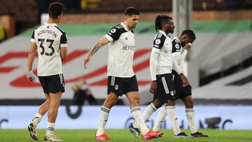 Los jugadores del Fulham se lamentan.